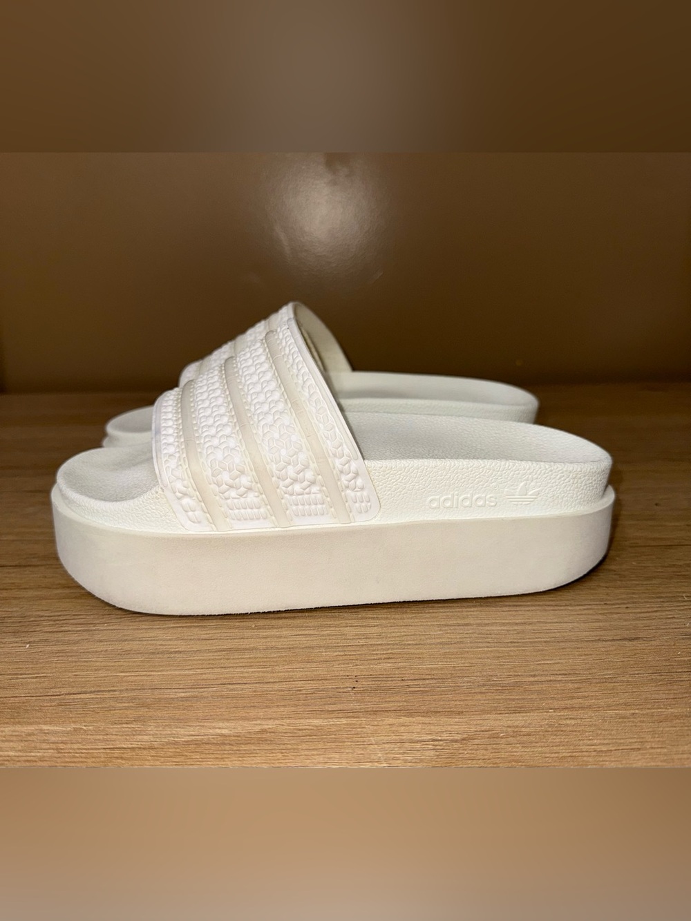 ADIDAS White Platform Slide Sandals with Textured Straps. Size 7. - Picture 2 of 8